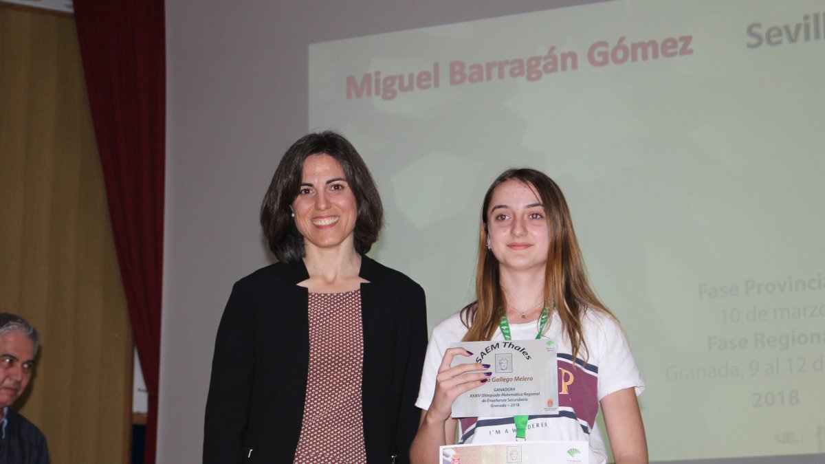 Paula recibe el galardón de manos de la vicedecana Mª Magdalena Rodríguez.