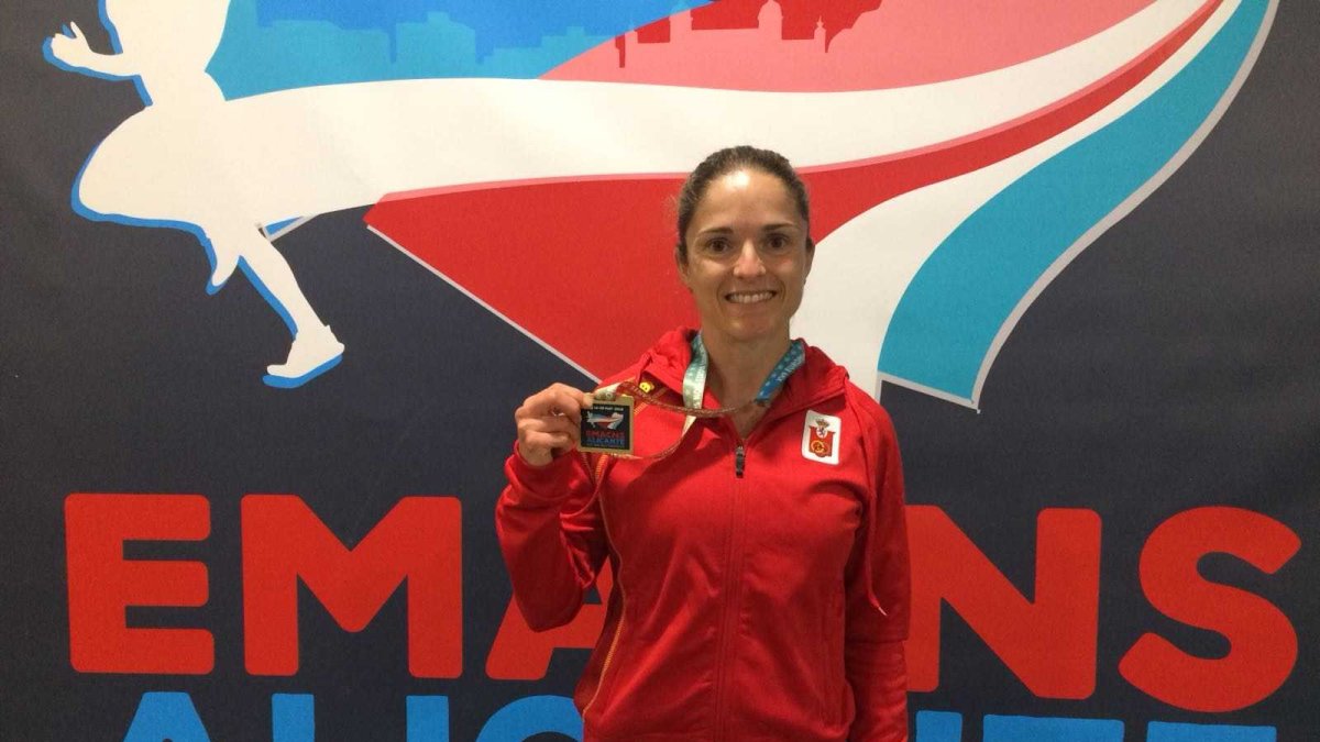 La atleta almeriense mostrando su medalla.