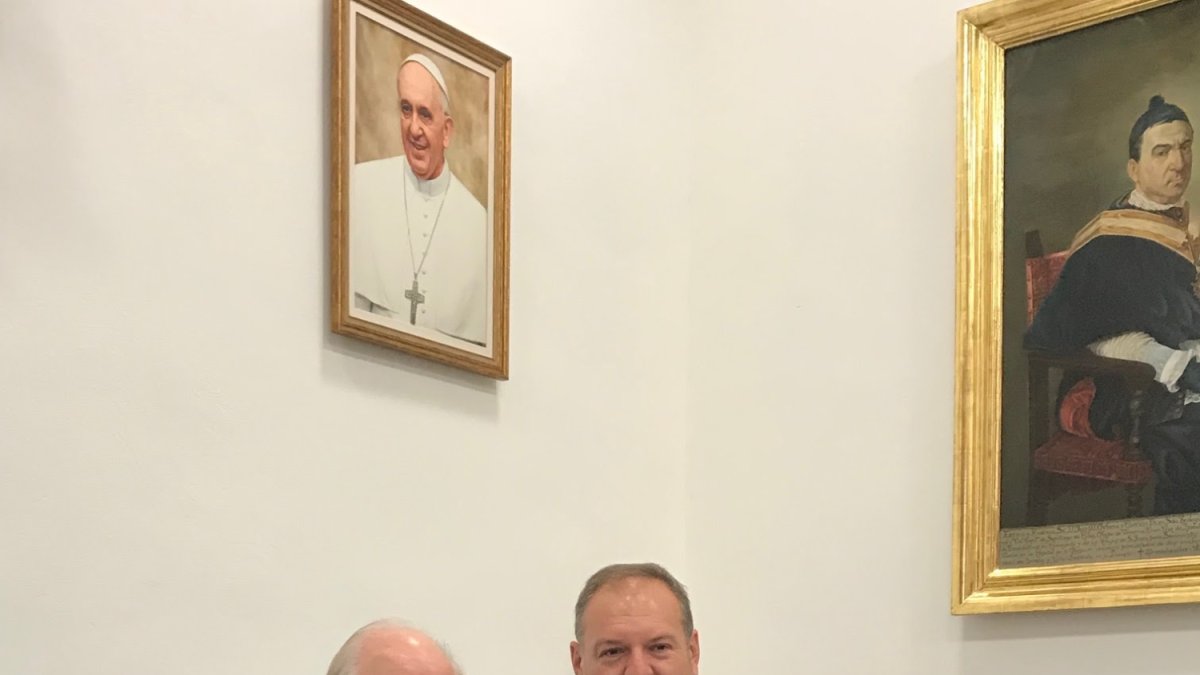 El obispo de Almería, Adolfo González, y el alcalde de Cuevas del Almanzora, Antonio Fernández, tras la firma el convenio.