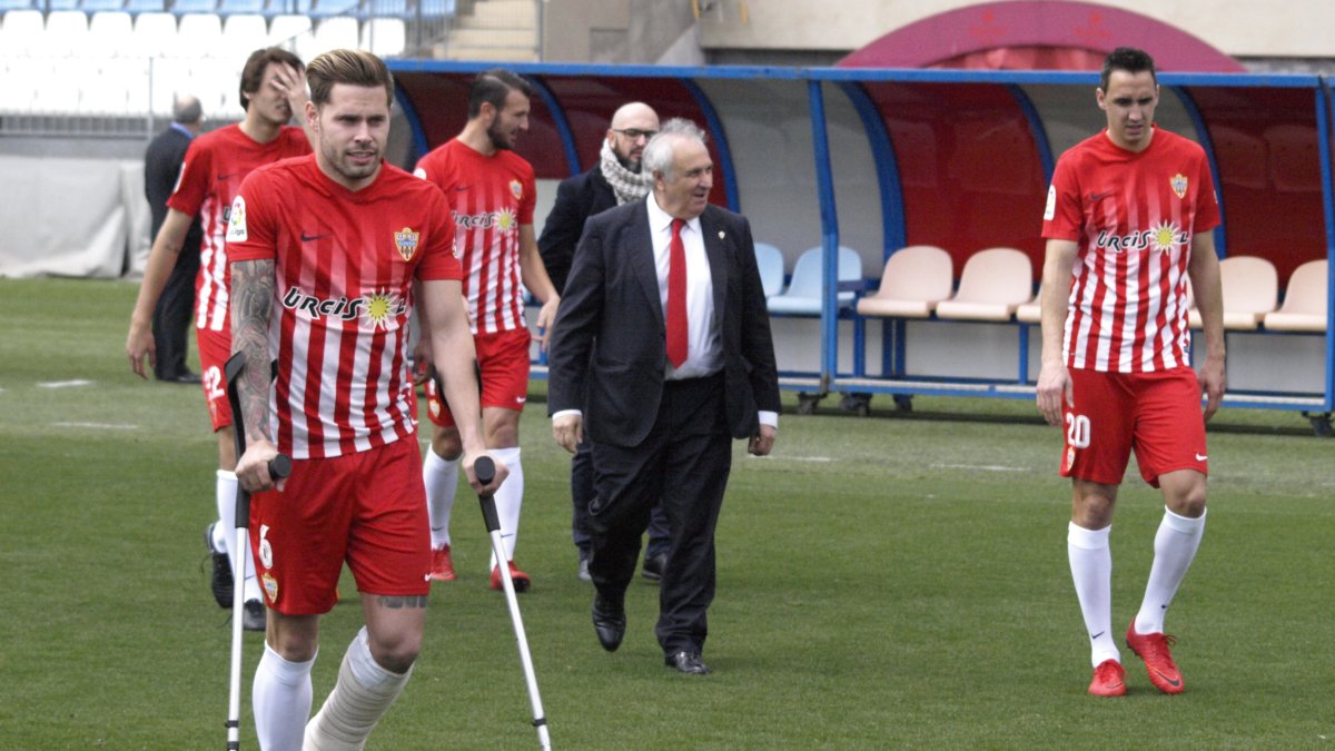 Alfonso García lleva tres temporadas saltando al césped para salvarlos.