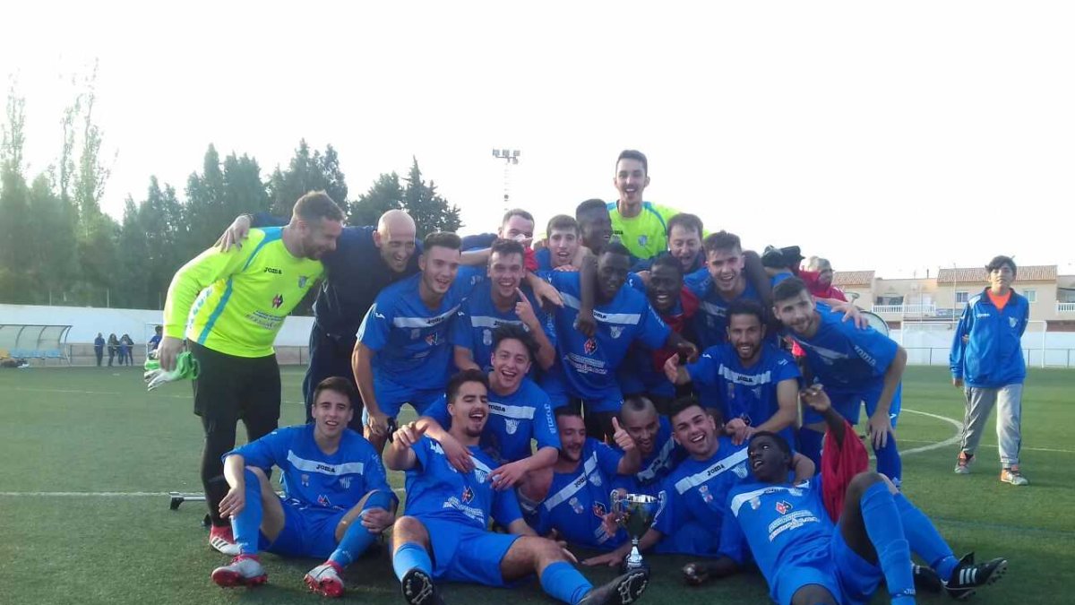 Los jugadores azules celebrando el título.