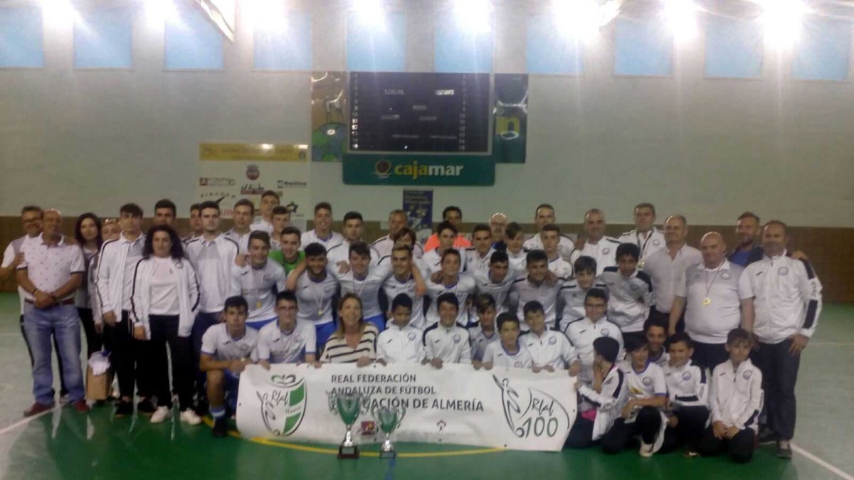 Los campeones celebraron con su afición.
