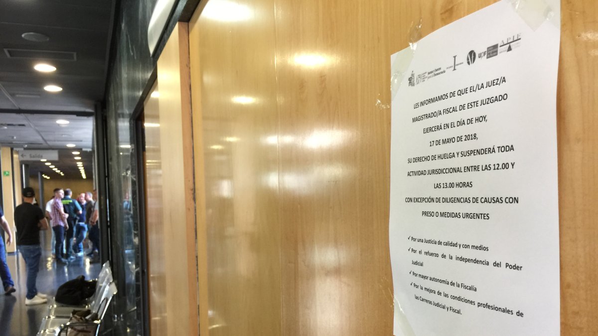 Un cartel cuelga en la puerta de una sala de vistas en la Ciudad de la Justicia de Almería