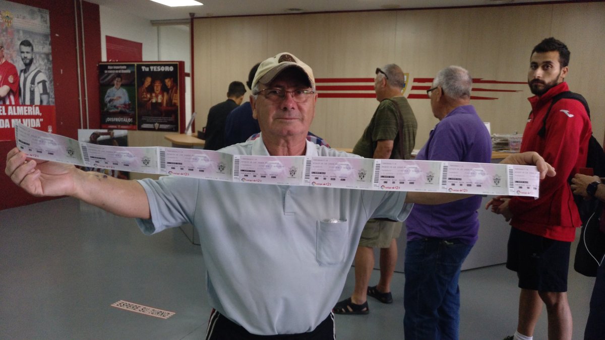 Un aficionado con varias entradas.