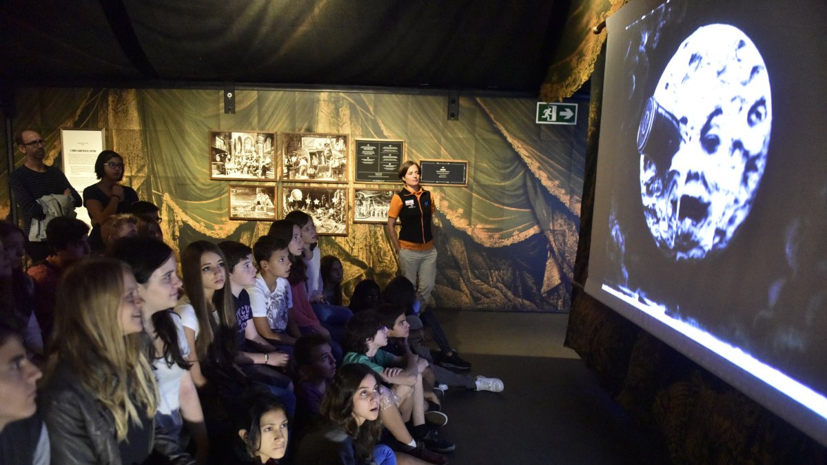 Jóvenes asisten a una proyección de Méliès, en la carpa de la Plaza de las Velas.