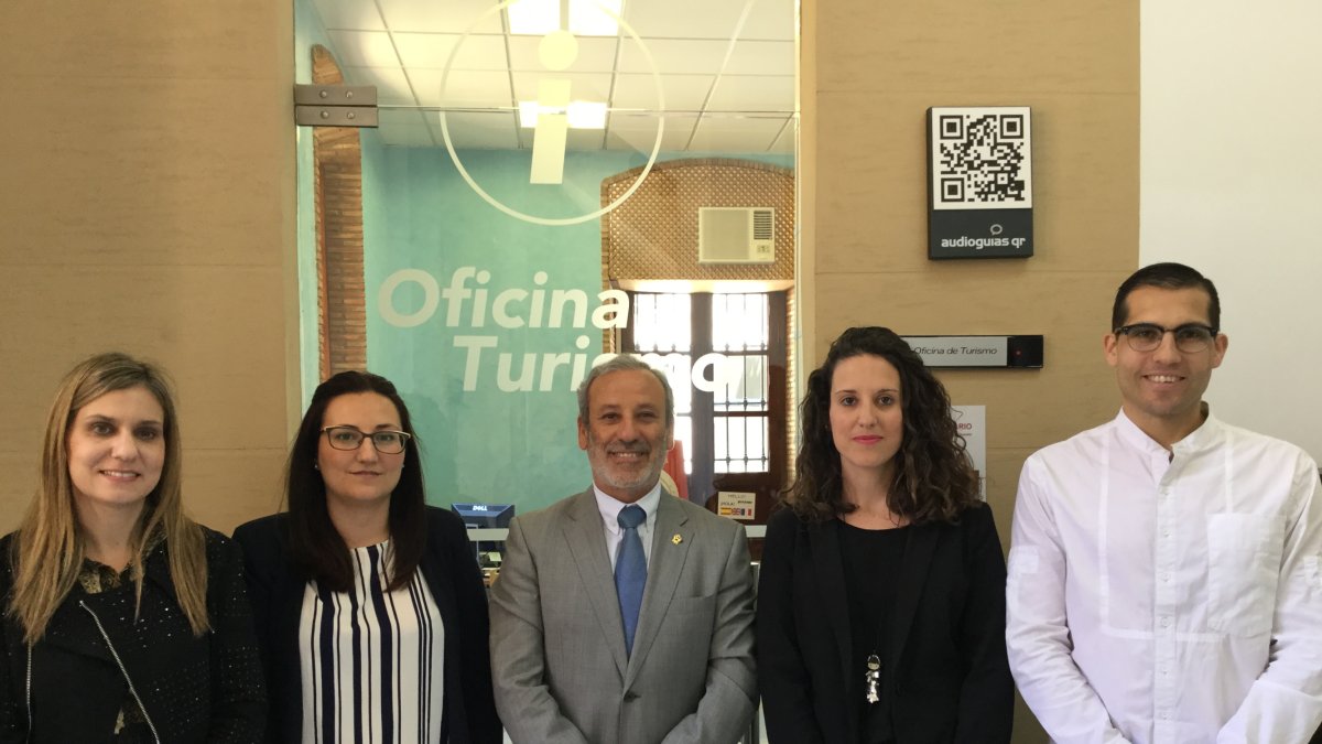 Las dos nuevas empleadas junto al alcalde de Vera, Félix López, y los ediles de Turismo y Personal.