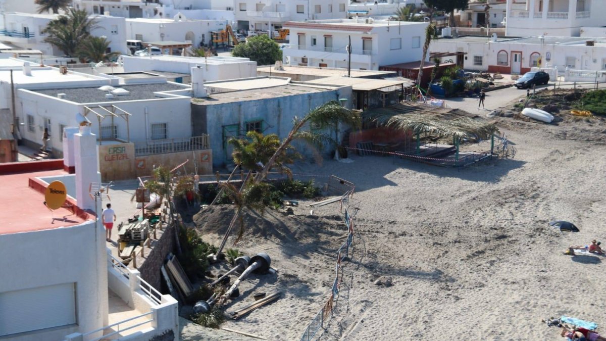Vista general de la Isleta del Moro durante los preparativos del rodaje. (Foto: cortesía de ‘Cine en serie’)