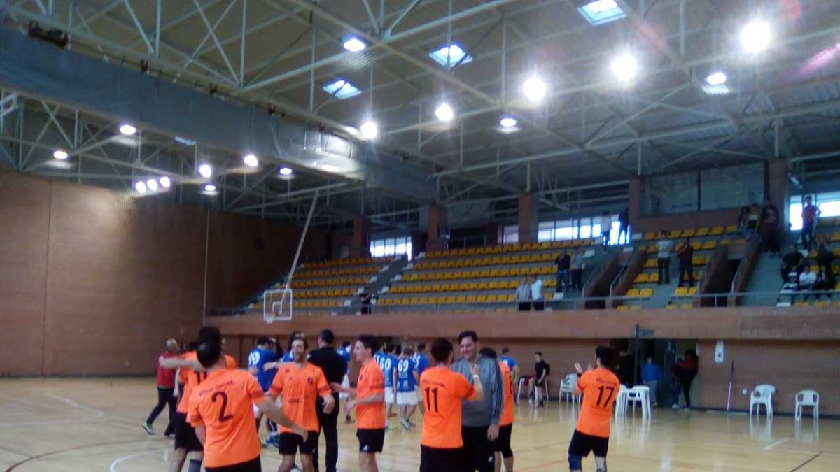 Los ganadores saludando a la afición.