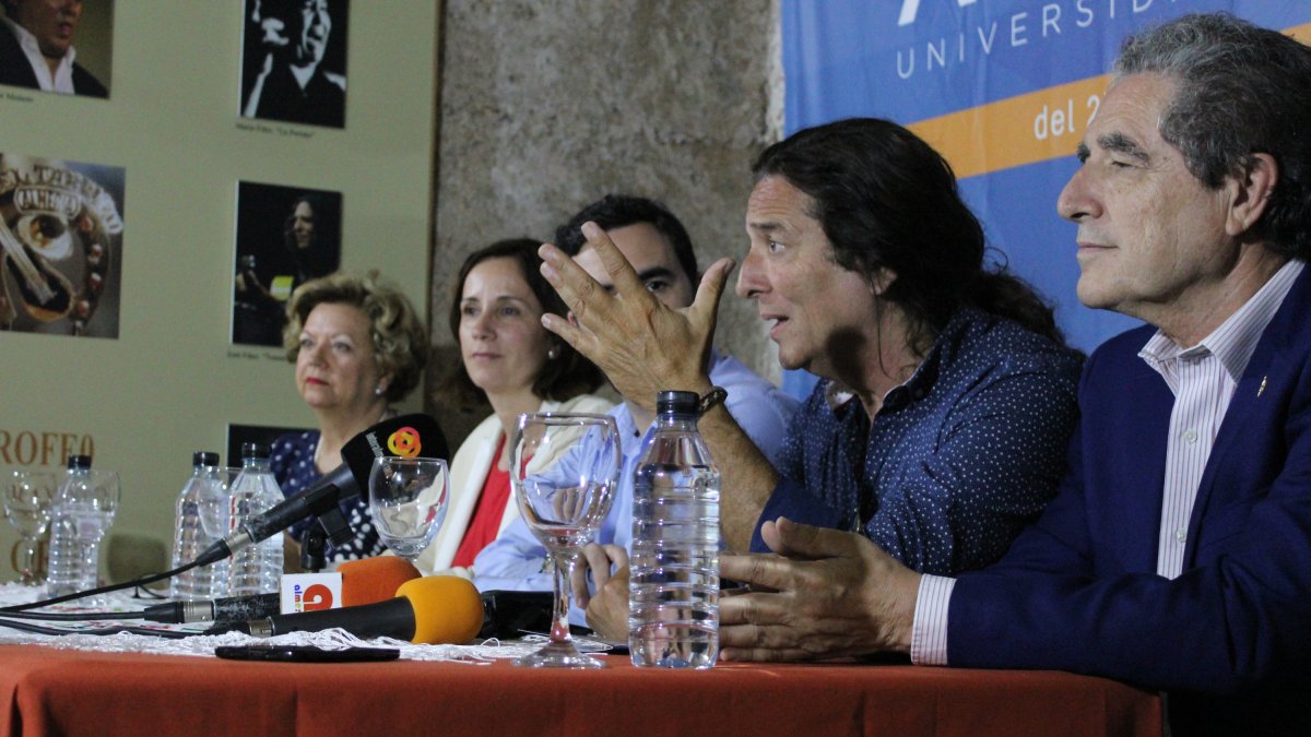 Tomatito, dando detalles del curso de verano esta mañana en la sede de El Taranto.