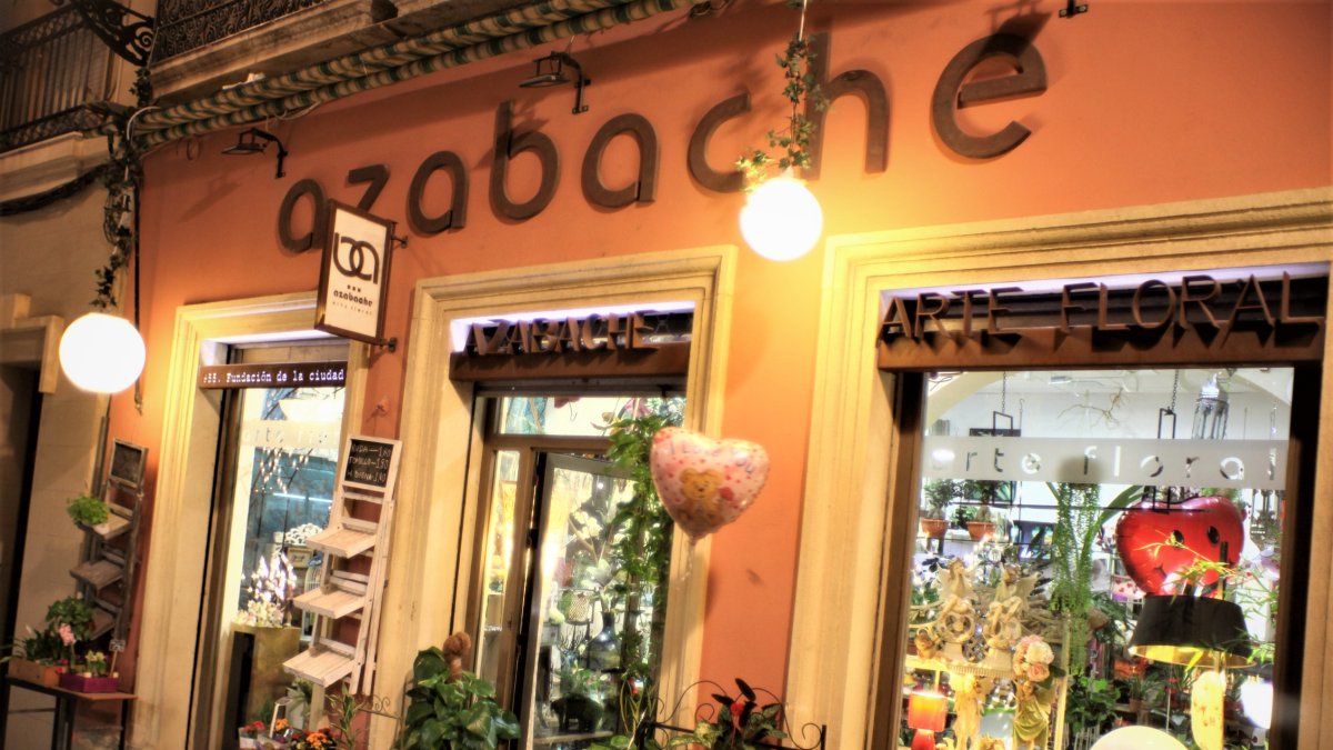 Azabache Arte Floral está en la calle de Las Tiendas, 18.