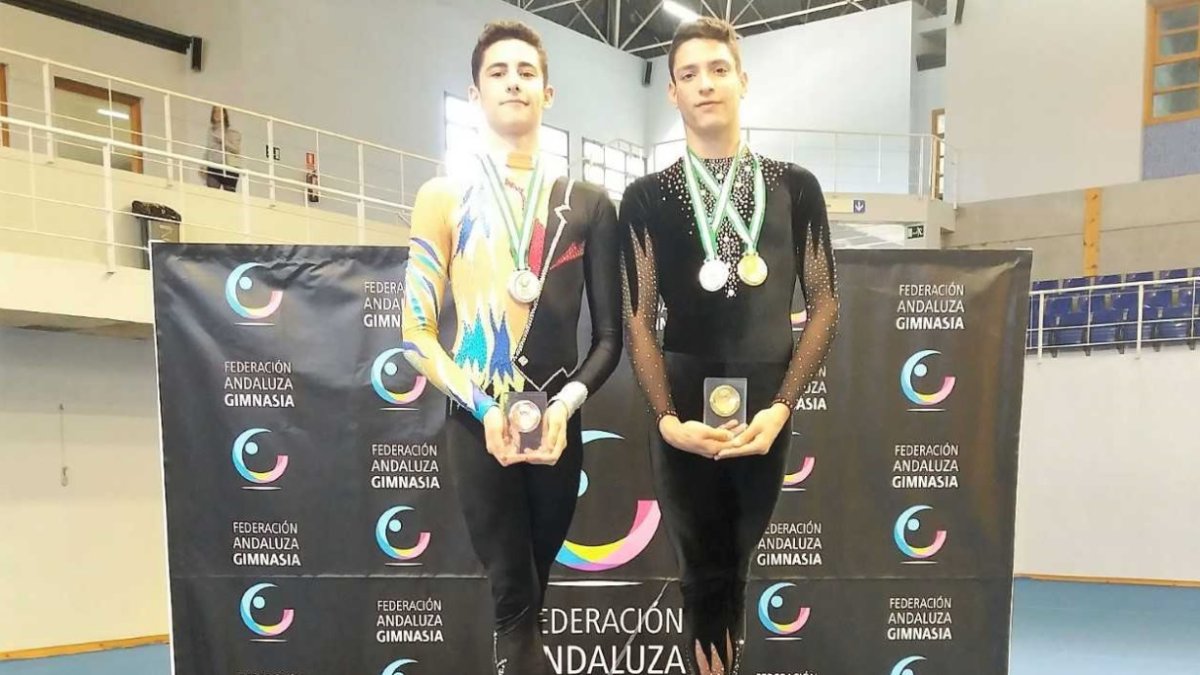 Los roqueteros en el podio con sus medallas.