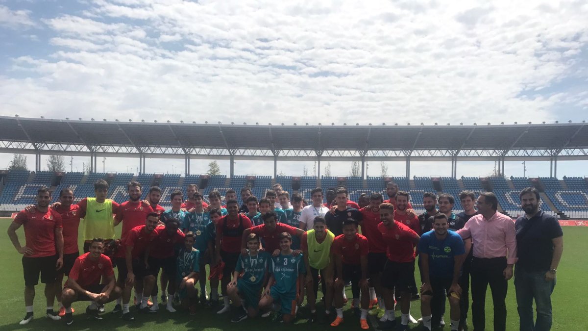 Apoyo de la plantilla del Almería a Cajamar Urci.