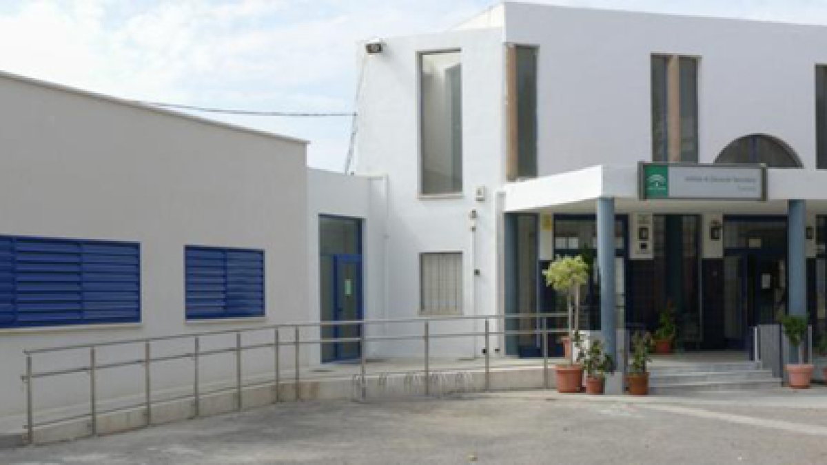 Según la denuncia del padre del menor, los hechos han tenido lugar en el IES Turaniana de Roquetas, en la imagen.