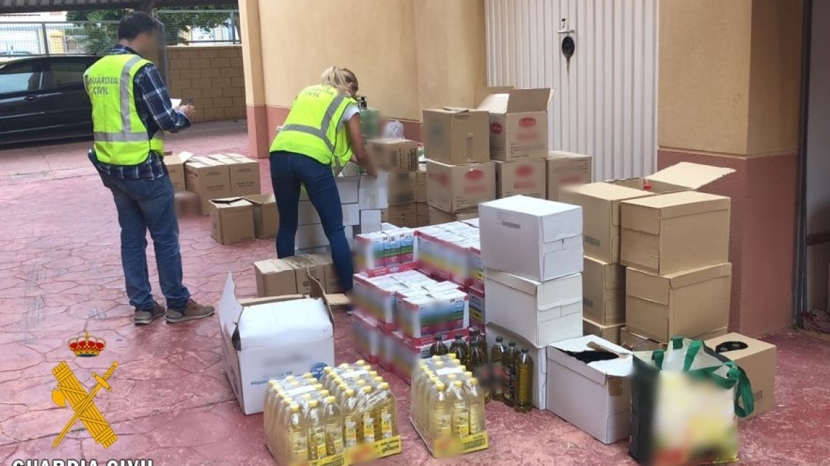 Una agente con productos que tenía el detenido.