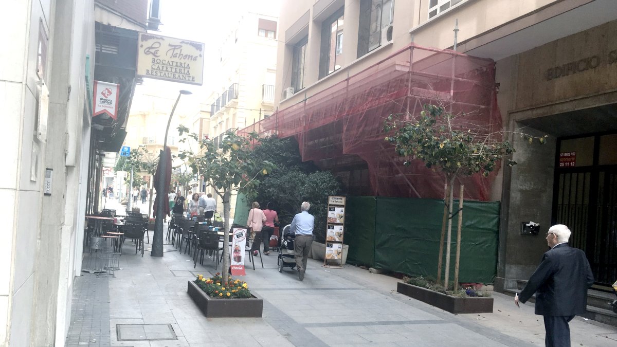 El bingo Reyes Católicos está en obras con una malla en la calle del mismo nombre.