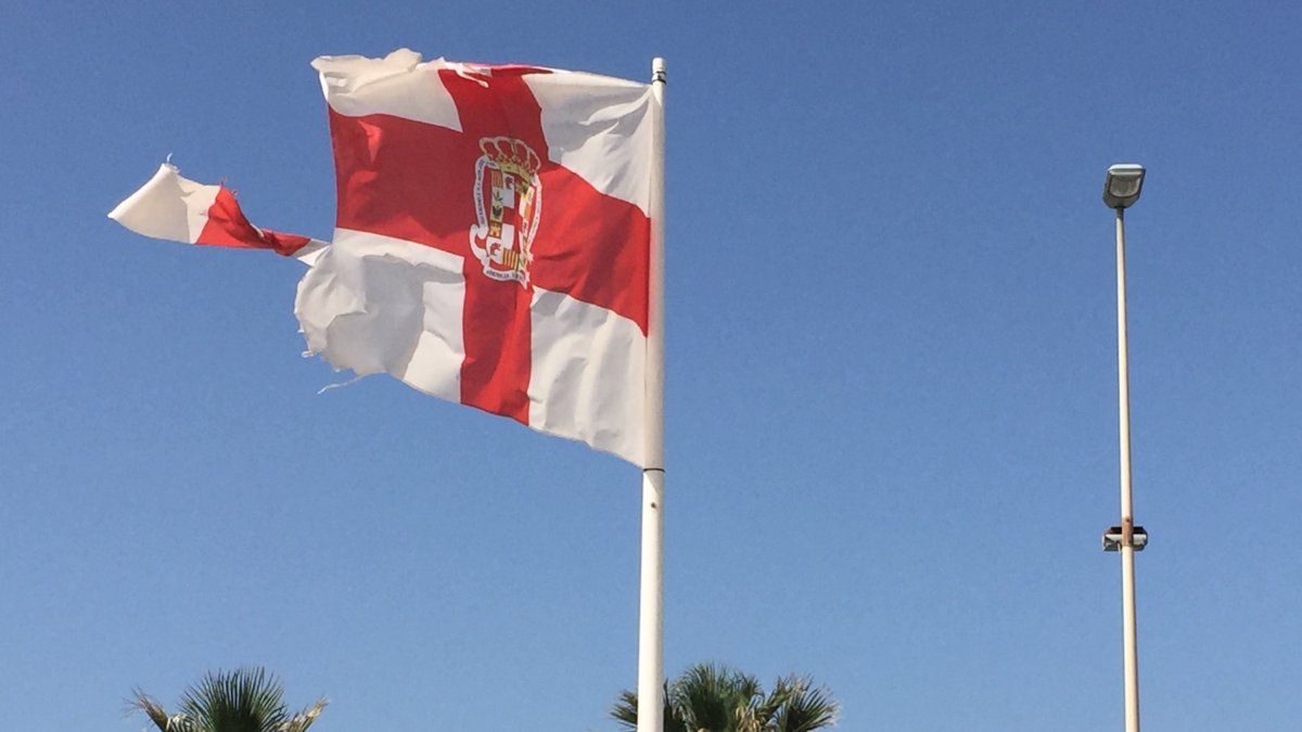 Así luce la bandera rota de la avenida cabo de Gata.