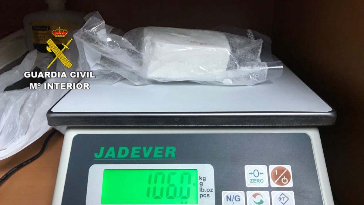 Bloque de cocaína incautada al detenido.