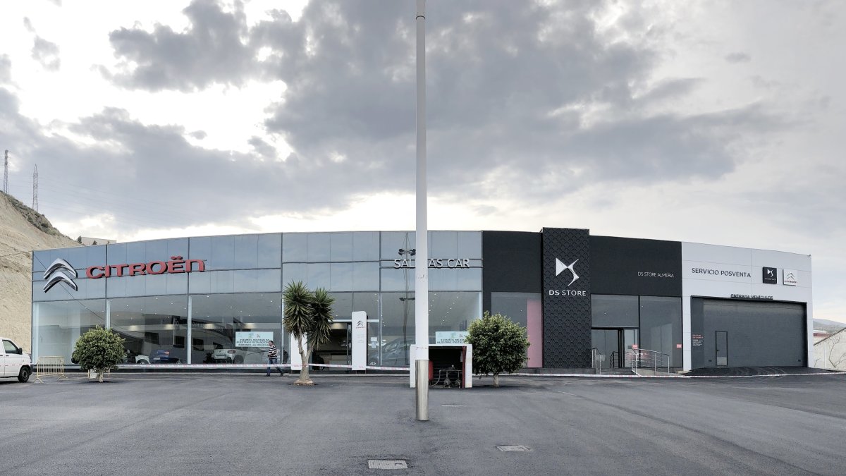 El concesionario Citroën Salinas Car, con sus novedosas instalaciones,  se han convertido en la primera DS Store de Almería.