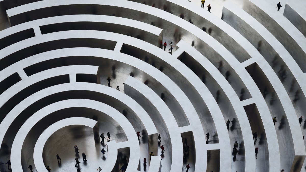 El laberinto español es tan endiablado que cualquier salida razonable se antoja quimérica.