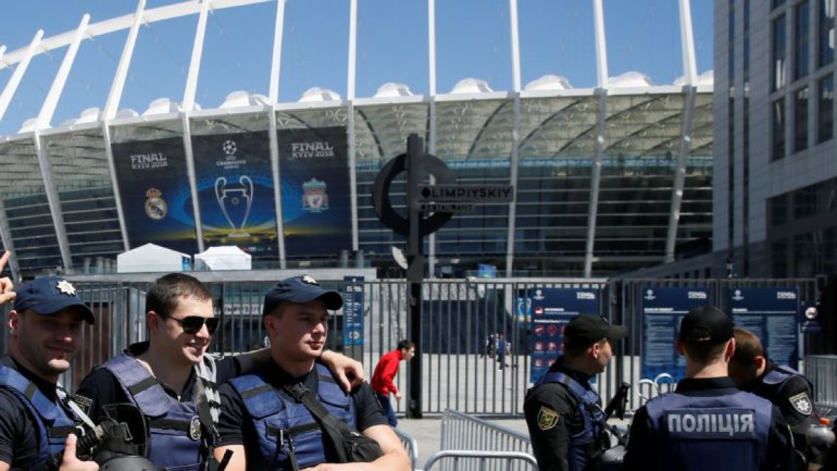 Policías, al lado del Olímpico de Kiev.