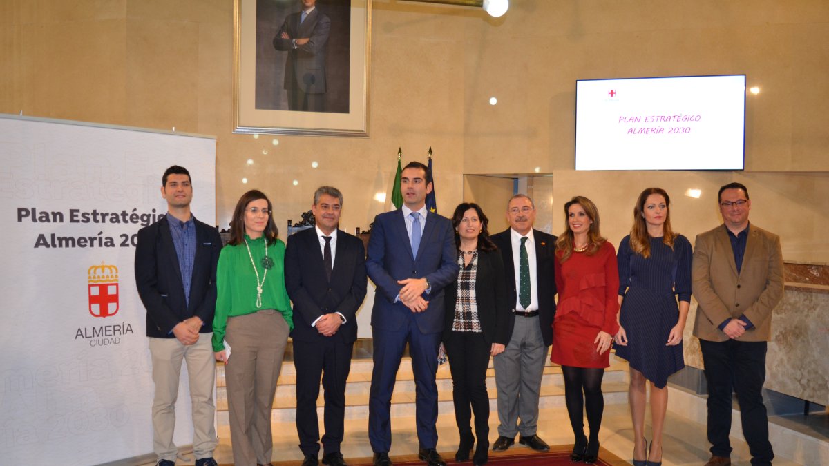 El alcalde, con los responsables de los ocho vectores del Plan Estratégico durante su presentación