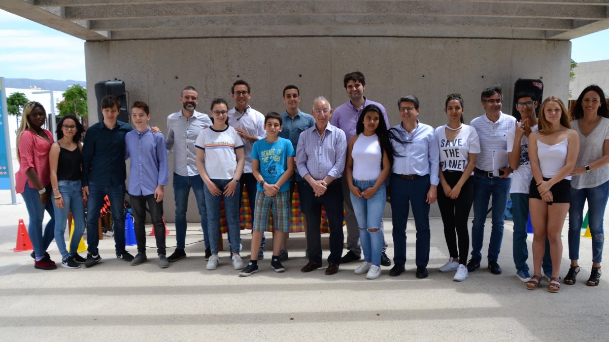 Participantes en los concursos, junto al alcalde, concejal y diputado, en Los Bajos.