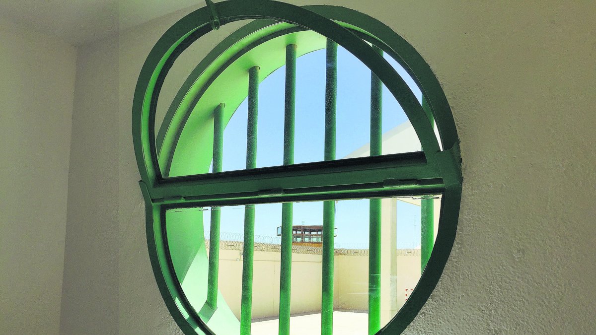 Vista de El Acebuche desde el interior de una celda.