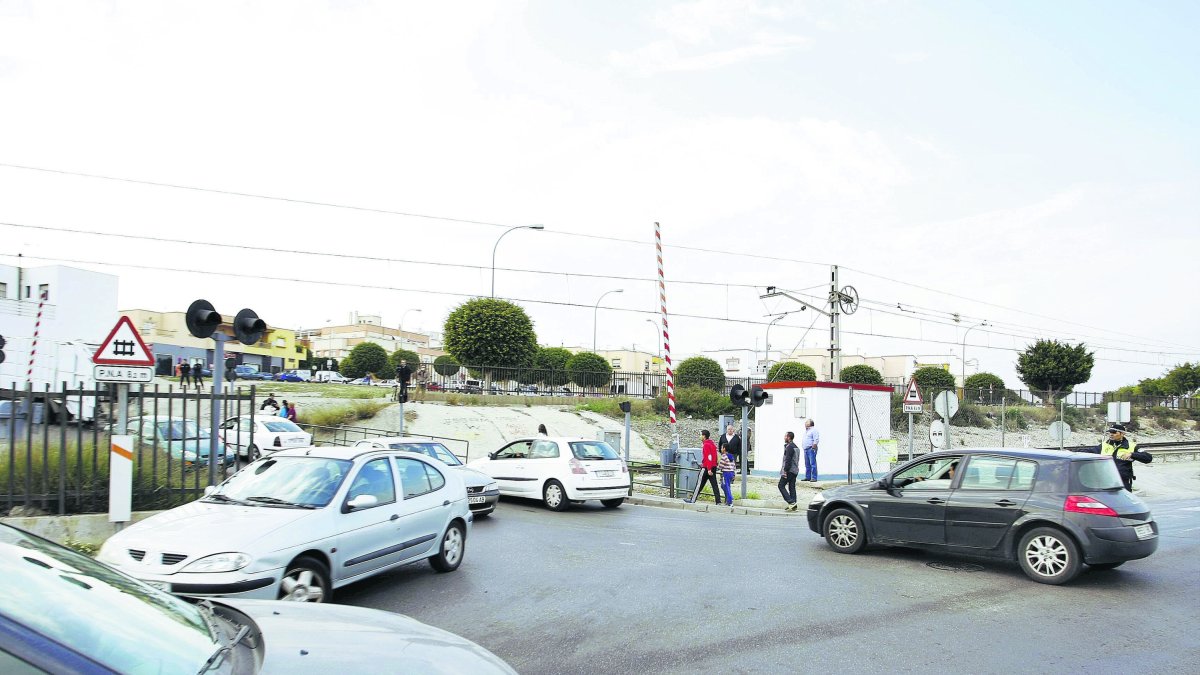 Paso a nivel de el puche tal y como se encuentra actualmente y para cuyo soterramiento se cortará el tráfico ferroviario.