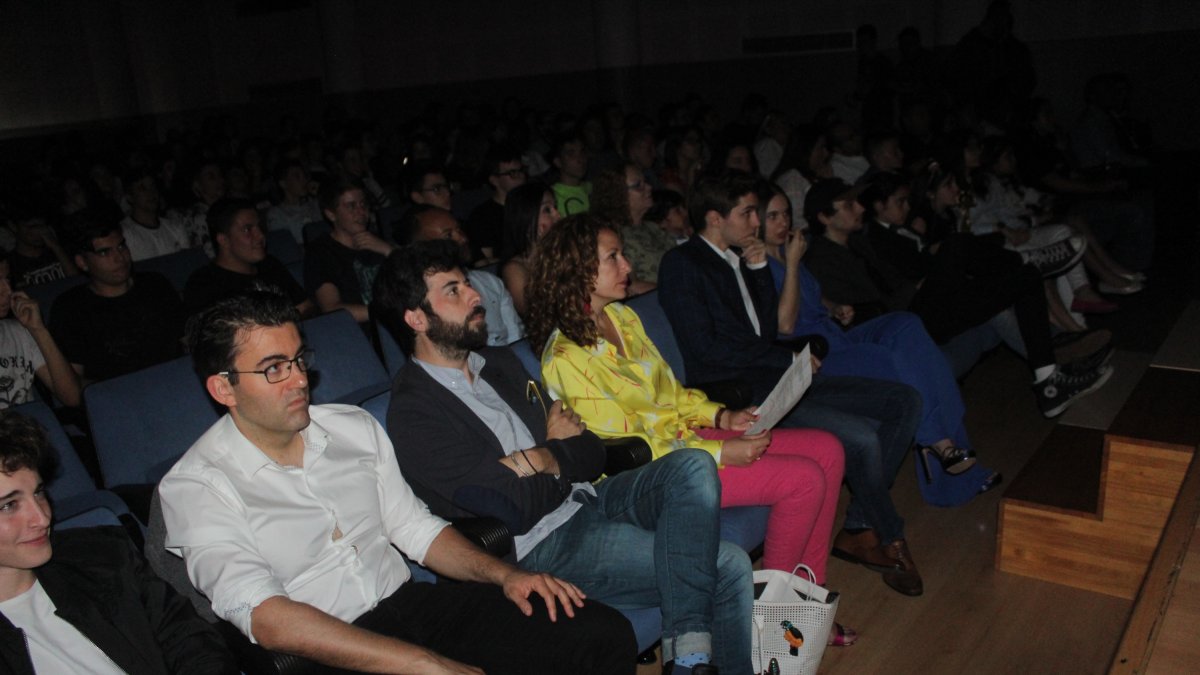 En primer término, Carlos Aguilera, Manuel Capilla y Eva Almaya, parte del jurado de la modalidad de ficción, categoría juvenil.