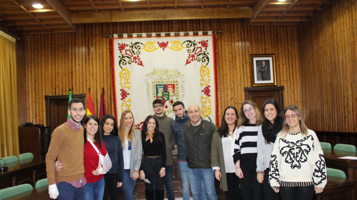 El alcalde, Domingo Fernández junto a un grupo de estudiantes Erasmus.