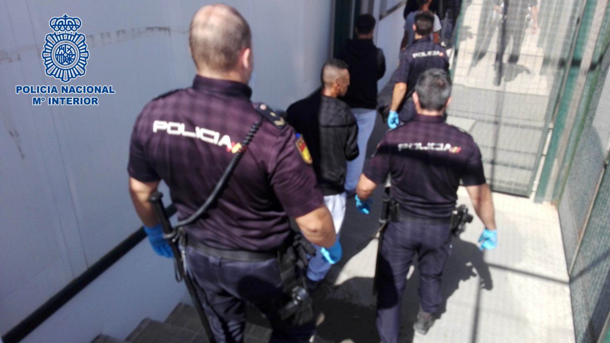 El detenido custodiado por agentes de la Policía Nacional.