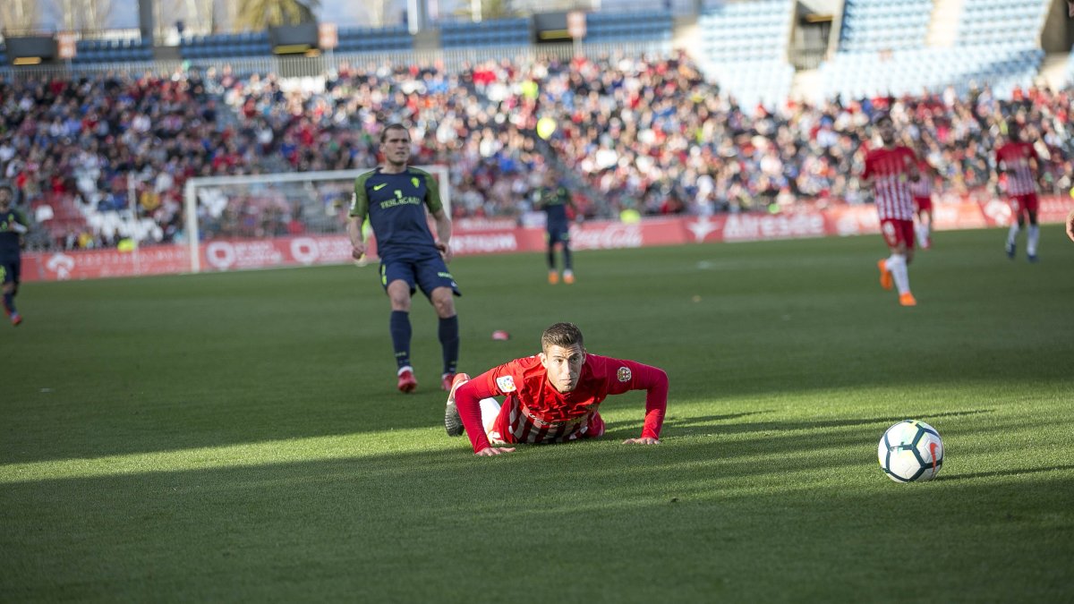 Rubén Alcaraz observa la pelota desde el suelo.