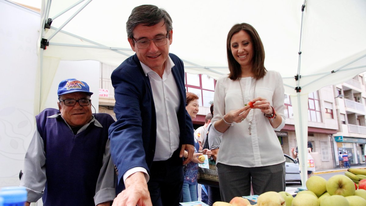 El alcalde de Adra, Manuel Cortés, junto a la portavoz del gobierno municipal, Carmen Belén López, durante la Semana de la Salud.