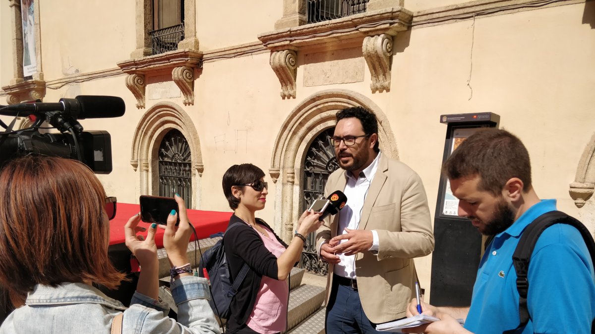 Cristóbal Díaz presentando su propuesta a los medios