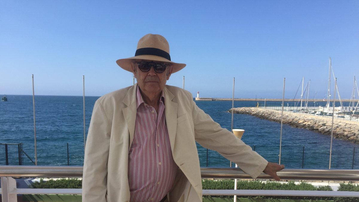 El escritor G.H. Guarch en un lugar privilegiado de Almería, el Club de Mar.