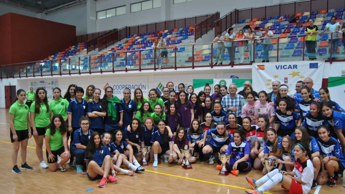 Los equipos participantes posan en la pista.