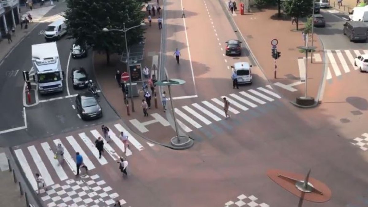 Carreras en la zona donde se ha producido el tiroteo.