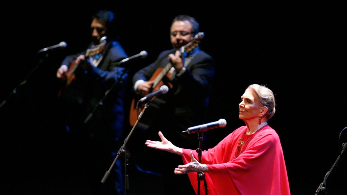 María Dolores Pradera, durante una actuación.