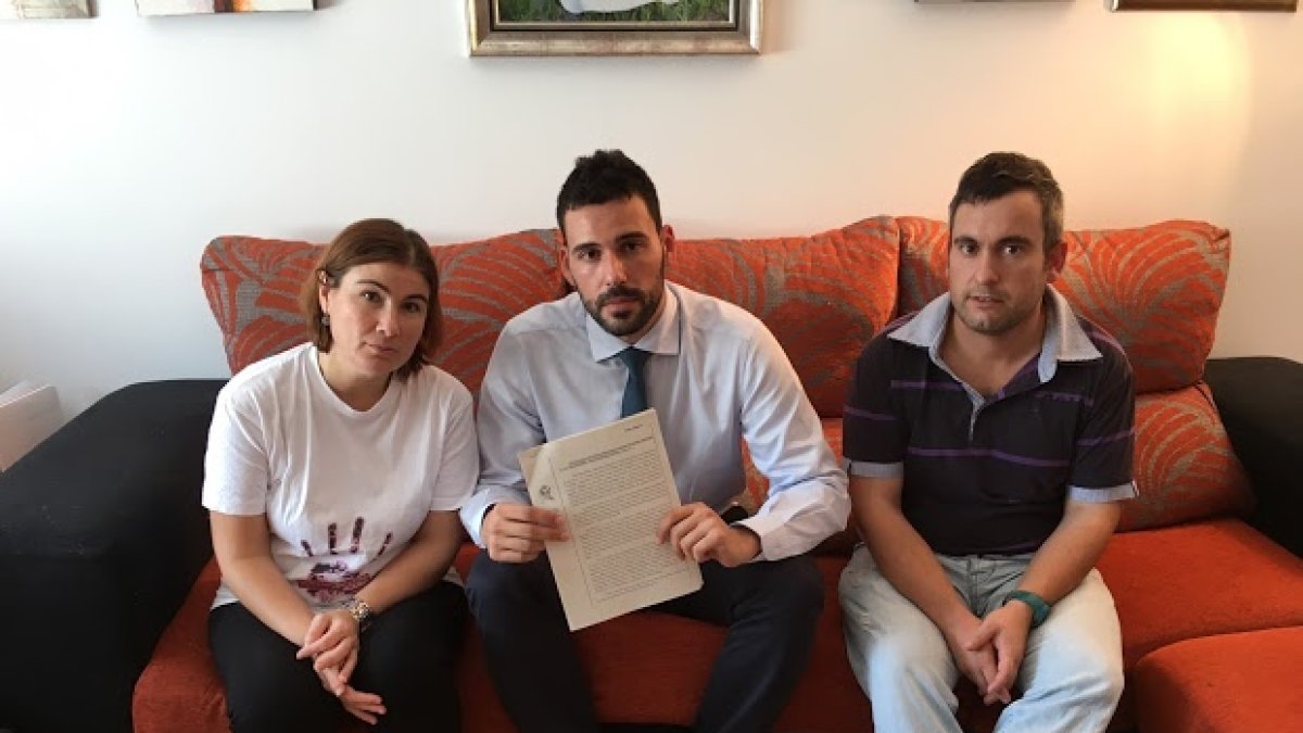Los padres de Alejandro con su abogado (centro), que sostiene la denuncia presentada.