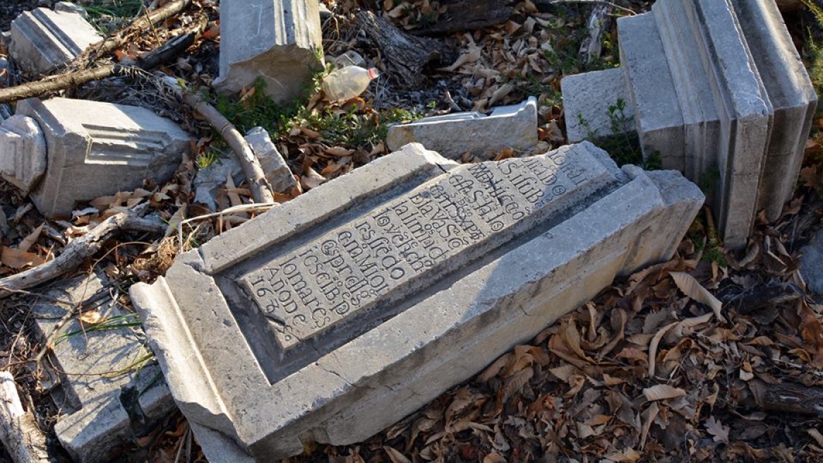 Pieza perteneciente a la cruz, con la inscripción datada en 1865.