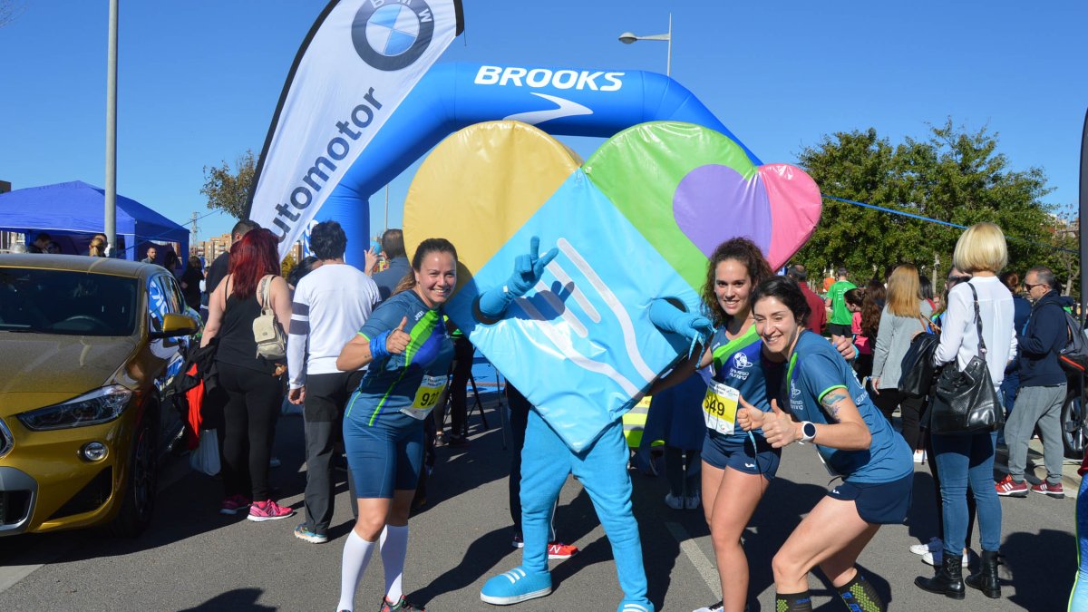 La mascota, que ya tiene nombre, de promoción en un evento deportivo.