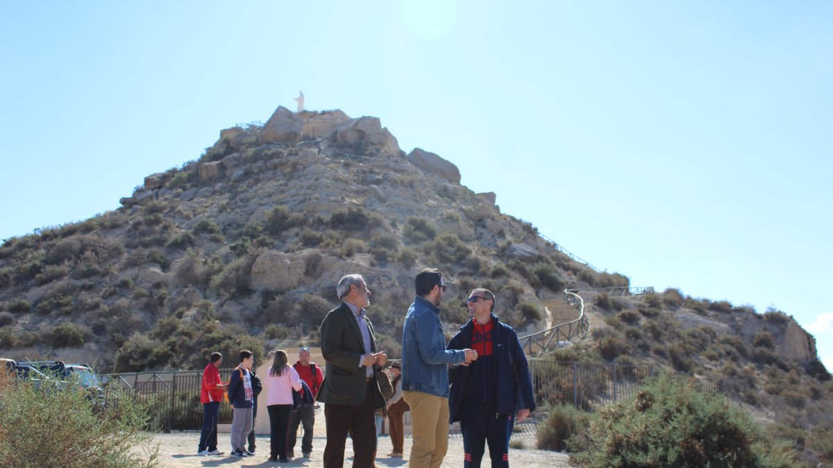 Alcalde y técnicos visitan el cerro del Espíritu Santo.