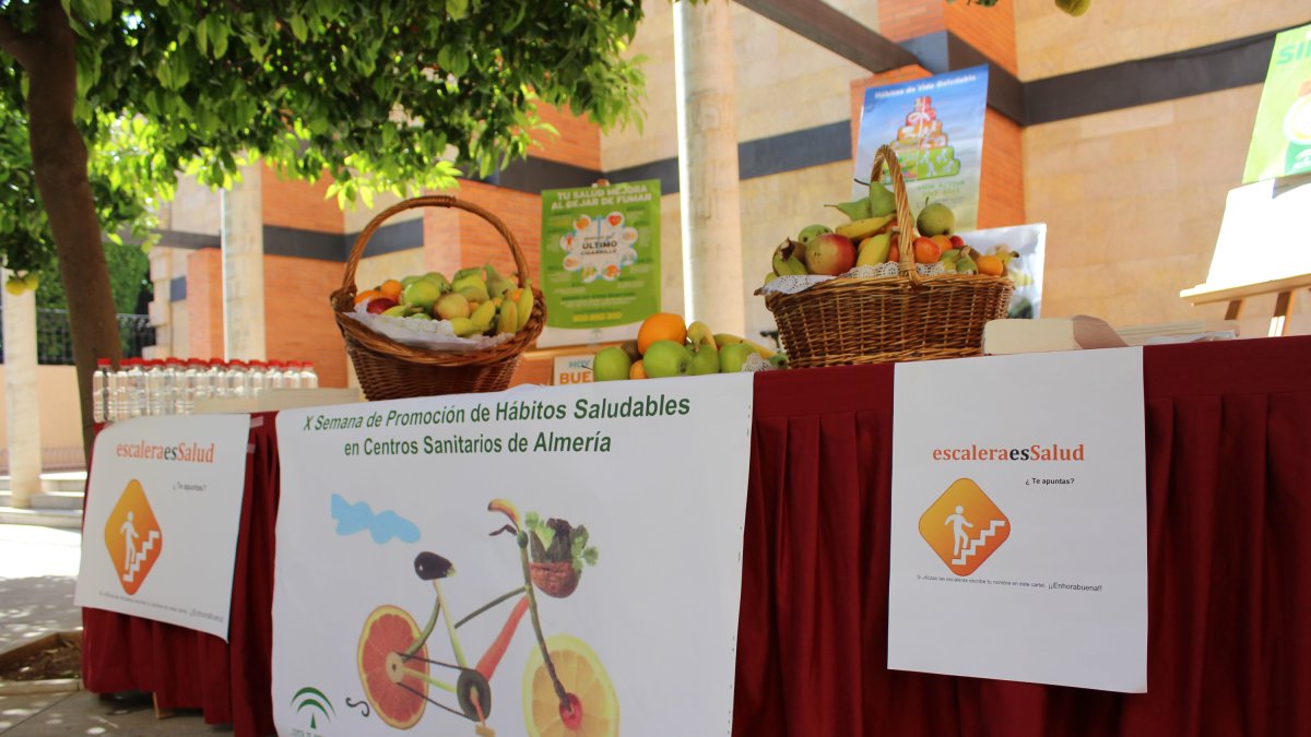 Stand de frutas para concienciar a los ciudadanos