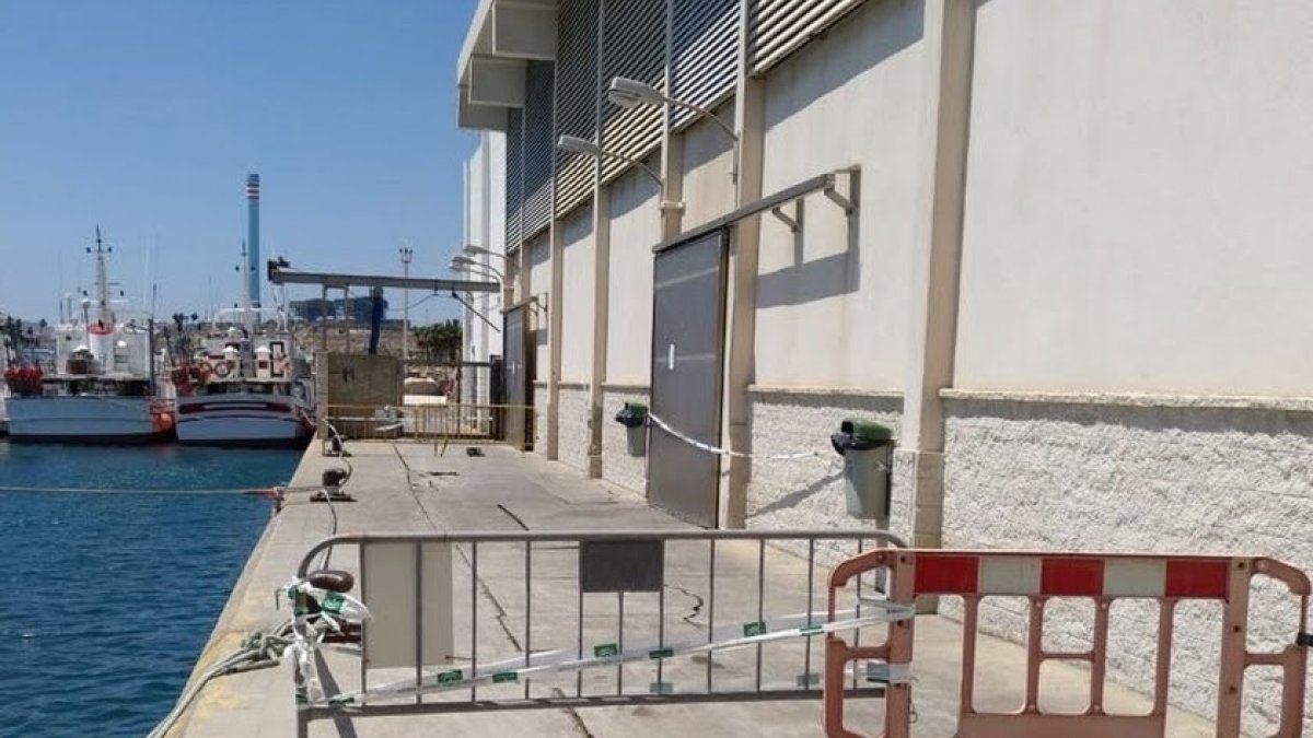 Las instalaciones de la lonja parte de la zona de atraque de embarcaciones de Carboneras han sido precintadas hasta nueva orden.