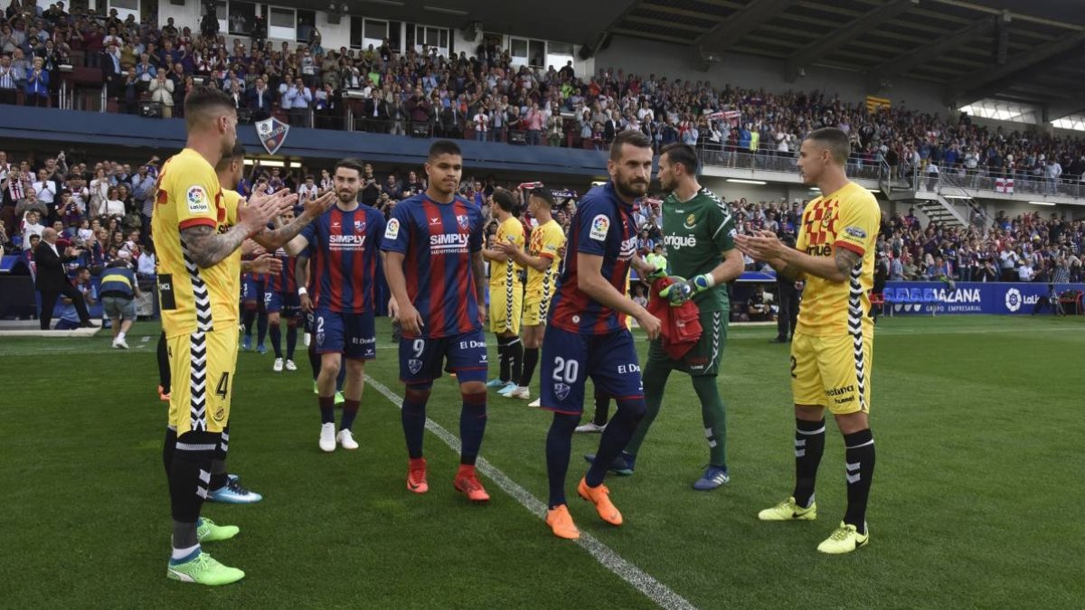 Los jugadores del Nástic le hicieron pasillo al Huesca.