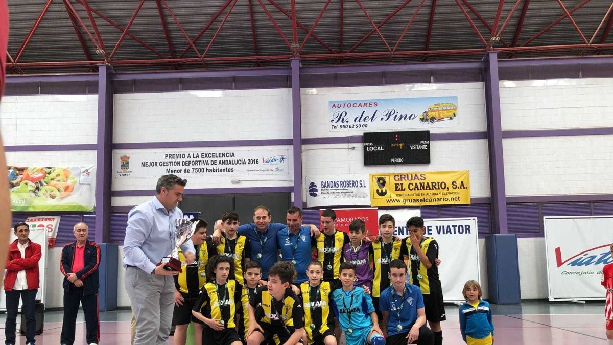 Los niños del Viator celebrando el Campeonato de Andalucía.
