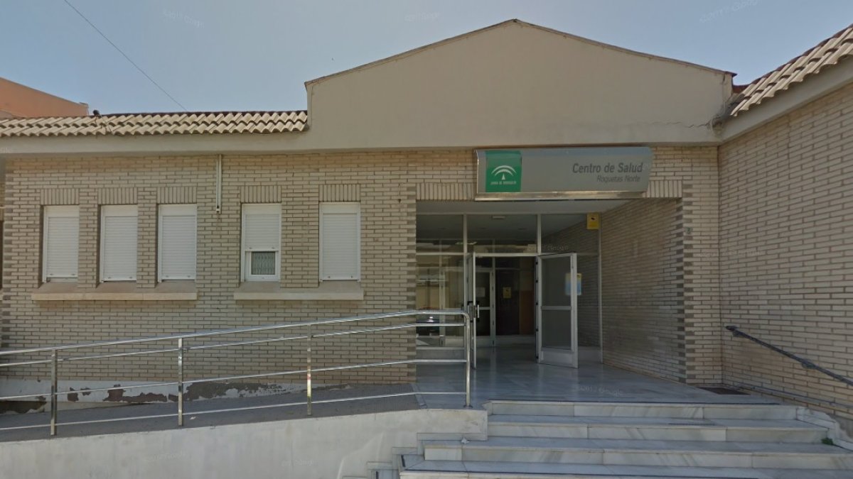 Entrada del Centro de Salud Roquetas Norte.