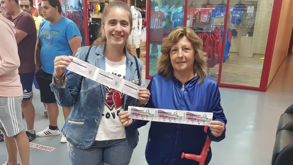 Las primeras aficionadas en sacar entradas.