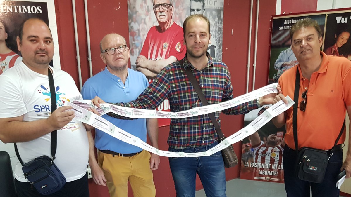 Rubén, Pedro, Joaquín y Miguel con las entradas.