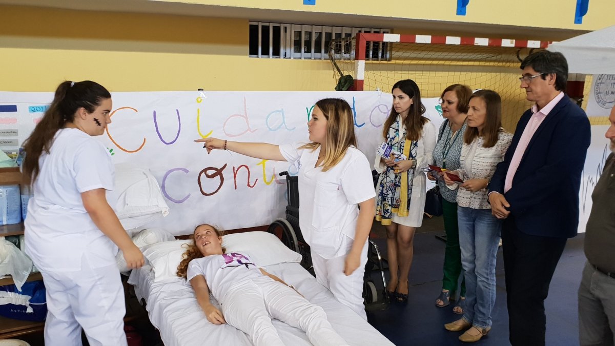 Delegada provincial de Educación y alcalde de Adra en la I Feria de la Formación Profesional.